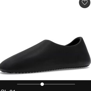 Yeezy Black Sneakers Sleek Slip-On Design